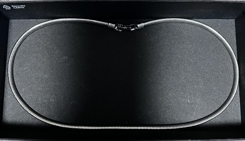 Collana girocollo rigida