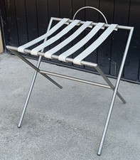 Porta Valigie per Albergo o B & B in Acciaio Satinato con Strisce in Pelle.