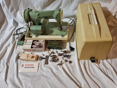 Singer sewing machine - singer, green