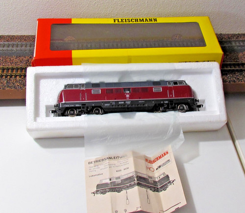 Locomotiva diesel 221 111 8 - locomotiva,