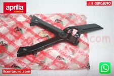 AP8135295 SUPPORTO PEDANA SX PILOTA NERO APRILIA FUTURA 125 90/92
