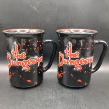 Coppia 2 Tazze Ceramica The London Dungeons Grandi Nero Rosso Souvenir Turistico H12cm