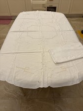 Tovaglia In Cotone Ovale 150x140 Cm Con Ricamo A Intaglio E Tovaglioli