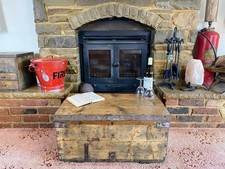 Vecchia cassapanca antica in pino, baule portaoggetti vintage in legno, scatola coperta, tavolino.