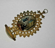 ancien bénitier fixé sous