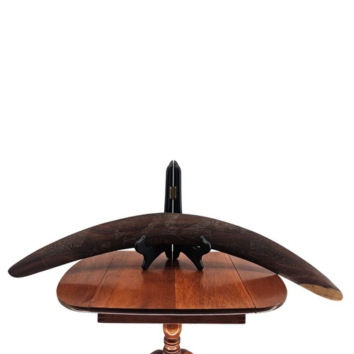 Boomerang legno intagliato - in,
