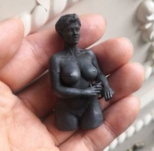 Statua ragazza nuda ottone