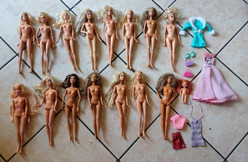 Mattel lotto barbie con abiti - lotto,