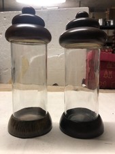 coppia di barattoli in vetro soffiato. coperchio e basamento in legno massiccio