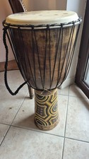 djembe, un tamburo a calice originario dell'Africa occidentale. 