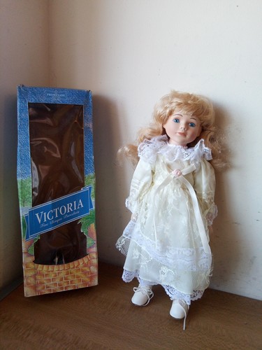 Victoria bambola in - -,