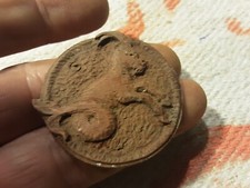 VECCHISSIMO FORSE ANTICO MEDAGLIONE IN LEGNO CON CURIOSO SIMBOLO UNO STAMBECCO C