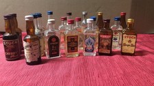 21 mignon di liquore vintage Stock, da collezione