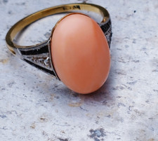 Anello corallo con pelle