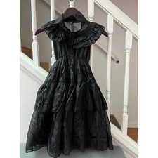 Abito nero a strati con volant