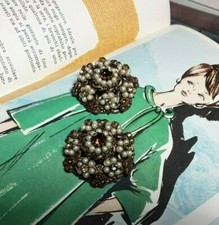 Orecchini a clip vintage, filigrana di ottone, strass colore ambra, perle finte.