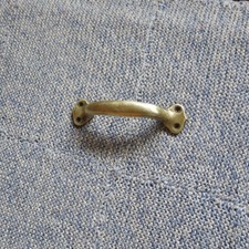 VECCHIA MANIGLIA IN OTTONE LAVORATO - PER MOBILI VARI -