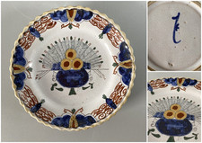 PICCOLO PIATTO da PARETE TERRACOTTA BIANCA DECORO POLICROMO HOLLAND Makkum '900