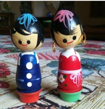 COPPIA BAMBOLINE PUPAZZI LEGNO BOBBLE HEAD TESTA MOBILE KOKESHI VINTAGE WOOD