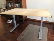 Scrivania regolabile elettricamente in altezza + piano in legno 130 x 80 x 2