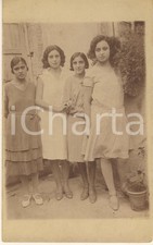 1930 COSTUME ITALIA Quattro giovani donne in un cortile ^Foto anonima artistica