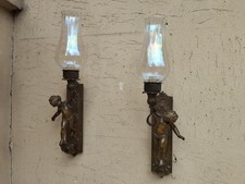 ANTICA COPPIA DI APPLIQUE IN BRONZO CON PUTTI E PARALUMI IN VETRO SOFFIATO