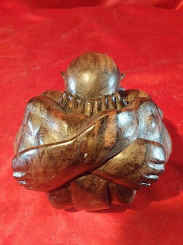 Antica scultura uomo muscoloso