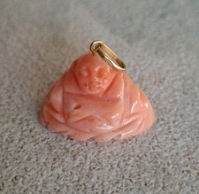 CIONDOLO PENDENTE IN ORO GIALLO 18K, BUDDHA, CORALLO ROSA, LUNGHEZZA 25 MM