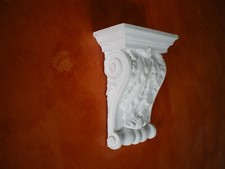 MENSOLA IN GESSO H.30 - L.20 - P.10,6 cm.   KB 006 CAPITELLO ARREDO INTERNO