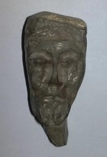 Scultura a testa in pietra