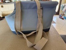 Trasportino per cani di piccola taglia.