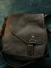 Tracolla in pelle Visconti con pelle antracite indossata, dall'Inghilterra