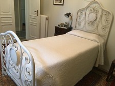 antico letto singolo in ferro