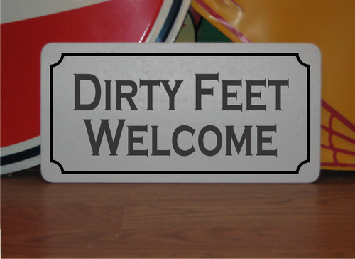 Insegna metallo dirty feet - in,