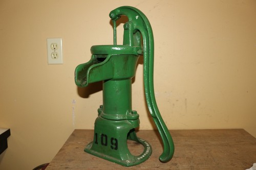 Antica pompa manuale - , acqua