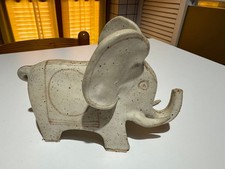 Elefante in ceramica decorata firmato Bruno Gambone