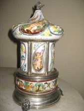 Vecchio carillon musicale porcellana Reuge Capodimonte rossetto sigaretta giostra 
