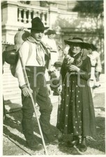 1930 ROMA Pastore e tessitrice in costume tradizionale *Fotografia