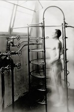 Uomo in tutto il corpo nudo