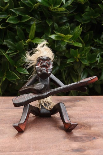 Statua tribale chitarrista