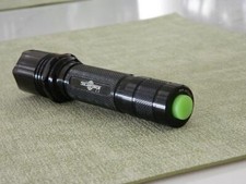 SolarForce L2 torcia tattica originale lunetta merlata, nero lucido, usata in ottime condizioni