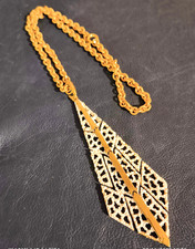 collana lunga con ciondolo in