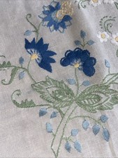 Tovaglia  Centro Tavola ricamo fatti A Mano Fiori  Filo Blu Sfumati Vintage