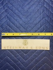 STEINWAY & SONS Pianoforte Verticale Fallboard Ottone Metallo Decalcomania Logo