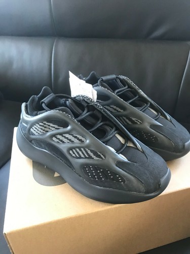 Adidas yeezy boost - 700, v3