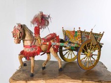Antico e grande carretto siciliano con cavallo in cartapesta