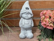 Statua in pietra gnomo ragazzo