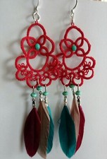 orecchini a pizzo chiacchierino realizzato a mano- con piumette