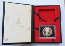 1976 ISOLE CAYMAN - 5 REGINE SOVRANE D'INGHILTERRA, MONETA ARGENTO STERLING $50