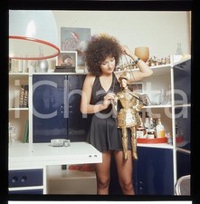 1970 circa MARCELLA BELLA  con pupo siciliano *DIAPOSITIVA ORIGINALE D'EPOCA